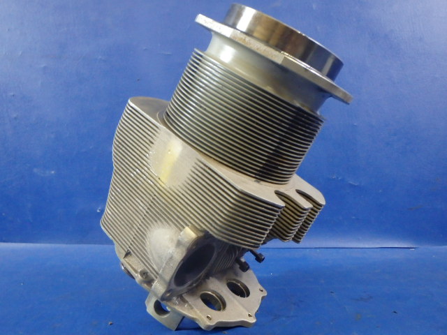 AEC65385 Continental O-470-R - Cylinder with Valves ( No piston )